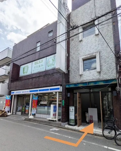 入り口はローソンさんの右側にある大きな扉